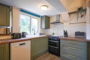 Orchard Bungalow - Sleeps 10 - Close to Town Centre - Free Parking, Pool Table, Fast Wi-Fi and Smart TV with Netflix by Yoko Property