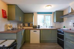 Orchard Bungalow - Sleeps 10 - Close to Town Centre - Free Parking, Pool Table, Fast Wi-Fi and Smart TV with Netflix by Yoko Property