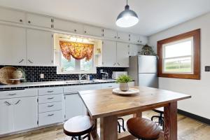 4 BR Historic Farmhouse, Dog-Friendly with WiFi