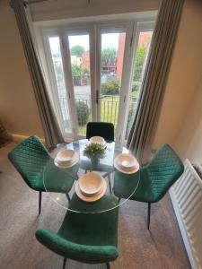 Luxury Green 2 Bed City Centre Apartment close to Mailbox,Bullring, Broad Street for Leisure and Families
