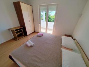 Apartments with parking space Barbat, Rab - 22752