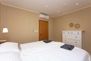 Family-friendly apartments with swimming pool Vinisce, Trogir - 22873