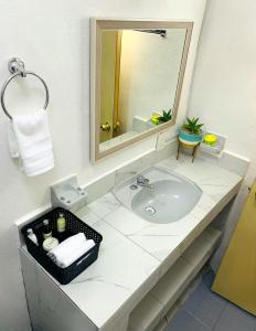 04 Habitación Independiente en Zona Romántica a solo 3 cuadras de la playa