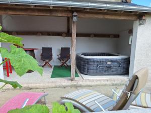 Maisons de vacances Sejour paisible au coeur du Berry : maison familiale moderne, cheminee, jardin, et SPA a Clere-du-Bois. - FR-1-591-563 : photos des chambres