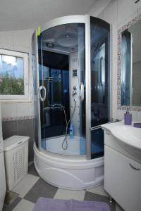 Apartments for families with children Kastel Stafilic, Kastela - 23058