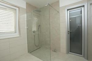 Apartments with parking space Supetar, Brac - 23147