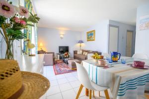 Well placed apartment with courtyard 300m from port