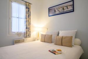 Well placed apartment with courtyard 300m from port