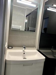 Well placed apartment with courtyard 300m from port