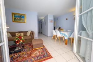 Well placed apartment with courtyard 300m from port