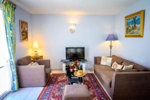 Well placed apartment with courtyard 300m from port