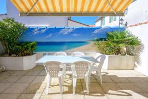 Maisons de vacances Well placed apartment with courtyard 300m from port : photos des chambres