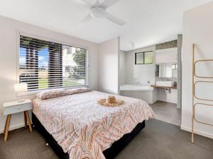 Hibiscus Dreaming - Walking distance to the beach
