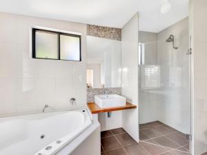 Hibiscus Dreaming - Walking distance to the beach