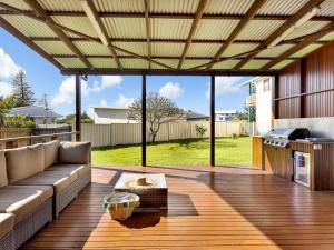 Hibiscus Dreaming - Walking distance to the beach