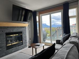 W400 Mountain Surround Top Floor Canmore Vacation
