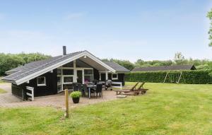 4 Bedroom Cozy Home In Ansager