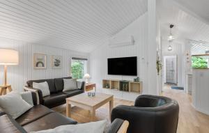 4 Bedroom Cozy Home In Ansager