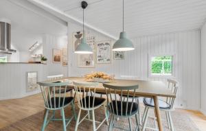 4 Bedroom Cozy Home In Ansager