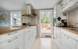 3 Bedroom Nice Home In Store Fuglede