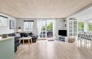 Cozy Home In Hadsund With Kitchen - Haslevgårde