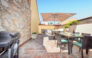 Maisons de vacances Cozy Home In Villelongue De La S : photos des chambres