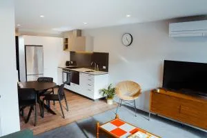 New townhouse, heart of city centre, 2 bed 2 bath, car park - Linwood