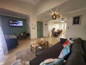 Penthouse Apartment with Bay and Mountain Views, Rooftop BBQ, AC, Fast WiFi, Near Saladilla Beach, Barahona