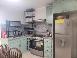 Penthouse Apartment with Bay and Mountain Views, Rooftop BBQ, AC, Fast WiFi, Near Saladilla Beach, Barahona