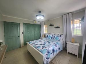 Penthouse Apartment with Bay and Mountain Views, Rooftop BBQ, AC, Fast WiFi, Near Saladilla Beach, Barahona