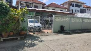 曼谷辉煌 旺中带静 带庭院的3个房间独立别墅 预订5天以上提供免费接机一次