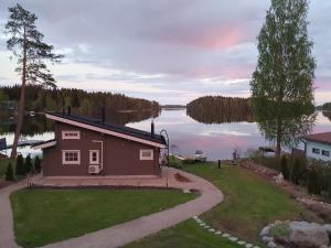 Stunning log cabin 45m2 on the shore of Kallavesi.