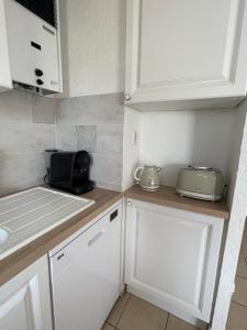 Rez-de-jardin Pinède Piscine Clim proche Plage Village naturiste 230