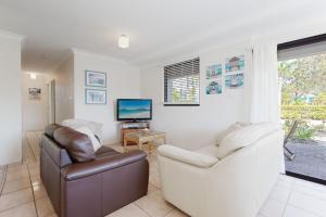 Carindale, 13 19 Dowling Street - Ground floor unit with complex pool and tennis court