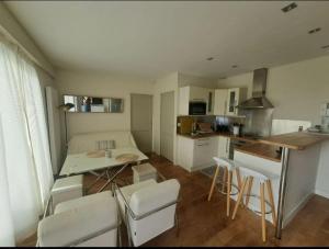 T2 centre, plage à 2 minutes, parking