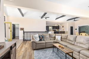 Family-friendly cottage with lake access