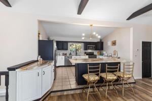 Family-friendly cottage with lake access