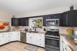 Family-friendly cottage with lake access