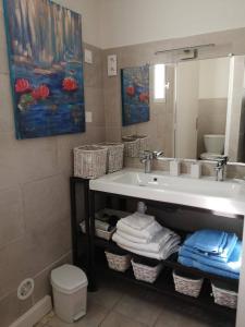 Maisons de vacances Domaine en Provence Gite la Ferrandiere : photos des chambres