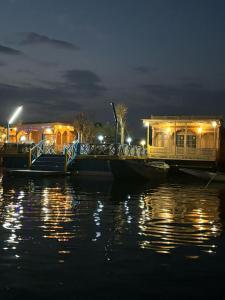 Lucky Kashmir Heritage Houseboat
