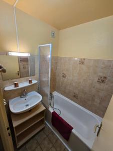 Hotels Hotel et centre de vacances Le Choucas : photos des chambres