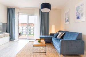 Marina Summer - przy jeziorze, Netflix, TV55", winda