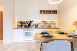 Marina Summer - przy jeziorze, Netflix, TV55", winda