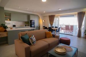 Contemporary style terraced apt in SPB by Homely