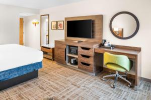 King Room with Sofa Bed and Study - Non-Smoking room in Hampton Inn Grand Rapids/North