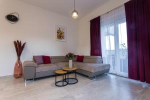 Luxury Poolside Oasis Split