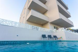 Luxury Poolside Oasis Split