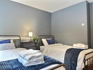 SnowDen - Pool, Gym, Hiking, Fireplace!