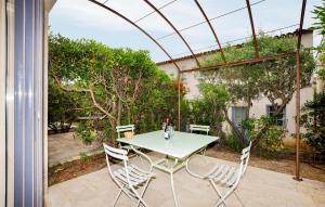 Maisons de vacances Lovely Home In Saint-Laurent-De-La-Cabrerisse : photos des chambres