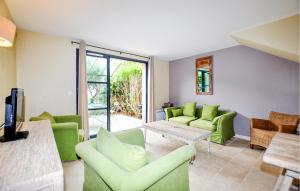 Maisons de vacances Lovely Home In Saint-Laurent-De-La-Cabrerisse : photos des chambres